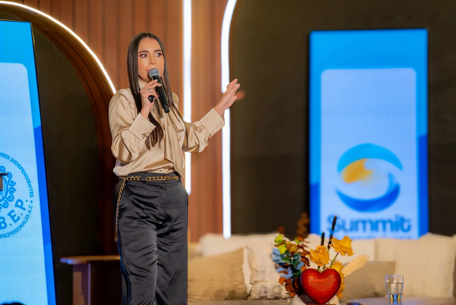 Marlen comparte su experiencia frente a la proyección de Marlentucoach